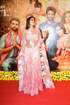 जाह्नवी कपूर के संस्कारी लुक की 7 तस्वीरें: बन-ठन कर पहुंचीं 'सनी संस्कारी की तुलसी कुमारी' के ट्रेलर लॉन्च पर