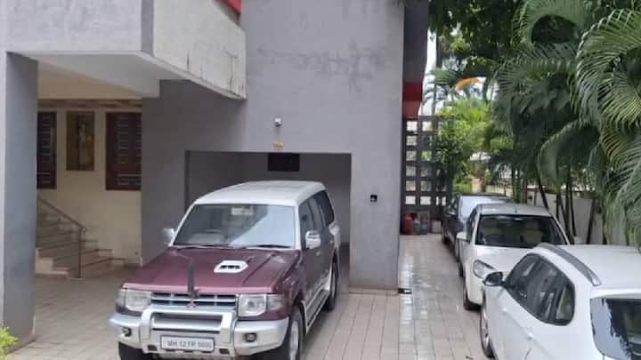 नवी मुंबईतील मुलुंड-ऐरोली मार्गावर एक सिमेंट मिक्सर ट्रक आणि MH 12 RP 5000 क्रमांकाच्या लँड क्रूझर गाडीचा शनिवारी सायंकाळी सव्वा सातच्या सुमारास अपघात झाला. अपघातानंतर गाडीतील दोन अज्ञात व्यक्तींनी ट्रकचा हेल्पर प्रल्हाद कुमार याला जबरदस्तीने गाडीत बसवून नेले, असा आरोप करण्यात आला आहे. घटनेनंतर ट्रक चालकाने मालकाला याची माहिती दिली आणि रबाळे पोलीस ठाण्यात अपहरणाची तक्रार दाखल करण्यात आली.