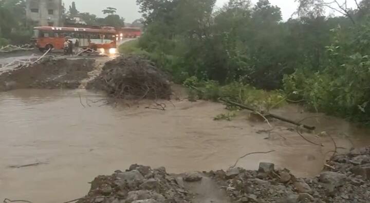 करंजी गावातील अमराई नदीला शंभर वर्षानंतर मोठा पूर आला आहे.