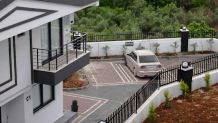 बाजार में बालू का भाव 40 से 45 रुपये प्रति सीएफटी है, यानी लगभग 25 से 30 हजार रुपये सिर्फ बालू पर ही खर्च होंगे. गिट्टी या क्रशर की भी 450 से 500 सीएफटी तक जरूरत पड़ती है, जिसकी कीमत 55 से 60 रुपये प्रति सीएफटी है और इस मद में करीब 25 से 28 हजार रुपये खर्च हो जाएंगे.