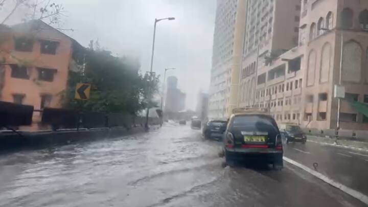 मुंबईतील सखल भागांमध्ये पाणी साचले आहे. महानगरपालिकेने पंपाने पाण्याचा उपसा सुरु केला आहे.