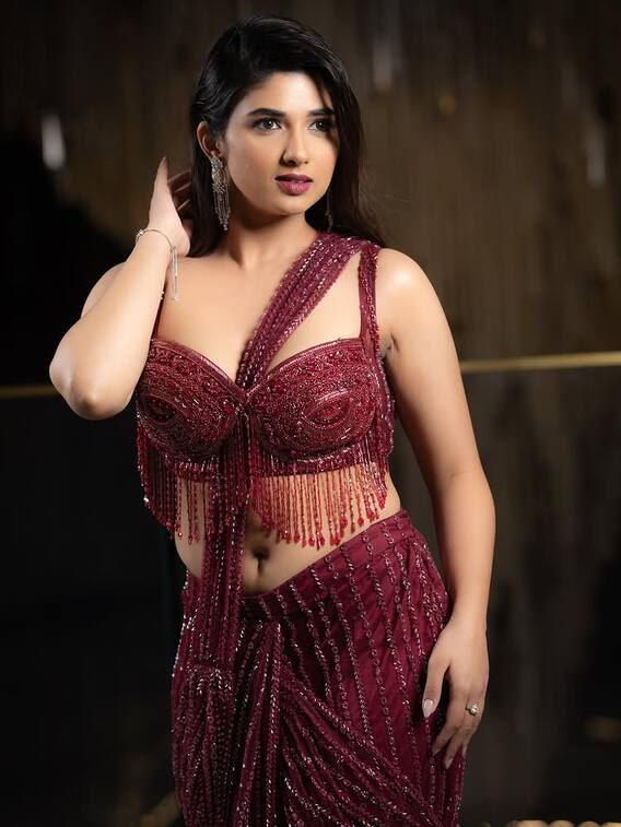 મલયાલમ એક્ટ્રેસ Pragya Nagraએ સાડીમાં બતાવી અદાઓ