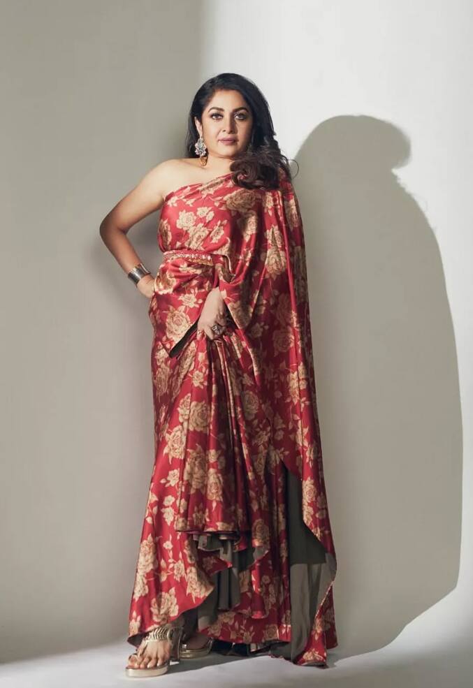 इस तस्वीर में राम्या वेस्टर्न लुक में नजर आ रही हैं. उन्होंने वन साइड ऑफ शोल्डर ड्रेस कैरी की हुई है और सिल्वर एक्सेसरीज के साथ इस लुक को कंप्लीट किया है.