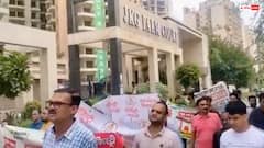 ग्रेटर नोएडा वेस्ट में JKG पाम कोर्ट सोसाइटी के निवासियों का प्रदर्शन, कर रहे हैं ये मांग