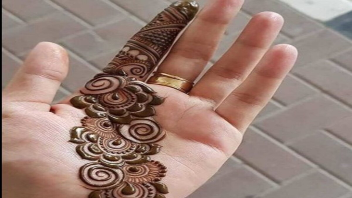 Mehndi Design for Navratri: माता-रानी को खुश करने के लिए हाथों पर सजाएं ये मेहंदी डिजाइन, हर किसी की खुली की खुली रह जाएंगी आंखें