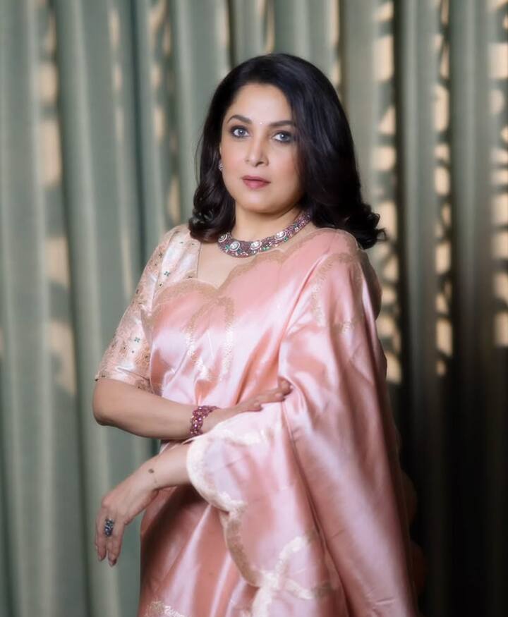 इस तस्वीर में राम्या पीच कलर की सैटिन साड़ी में बला की सुंदर दिख रही हैं. न्यूड मेकअप के साथ उनका ये ट्रेडिशनल अंदाज उन्हें और भी एलिगेंट और ग्लैमरस बना रहा है.