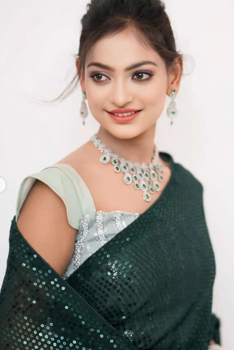 Monalisa looks so beautiful wearing a green saree that Bollywood actresses are also failed in front of her,