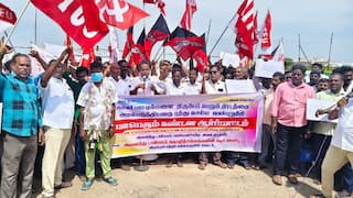 கழுத்தில் காலி பாட்டில் மாலை; டாஸ்மாக் ஊழியர்கள் போராட்டம்