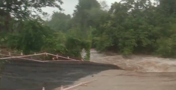 जामखेड रोडवर सारोळा बद्धी (ता. नगर) येथे पुलाचे काम सुरू असताना पावसामुळे पूल वाहून गेलाय.