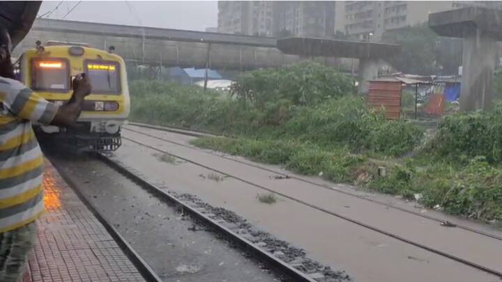 पुढील काही तास पाऊस सुरु राहिल्यास लोकल ट्रेनची वाहतूक ठप्प होऊ शकते.