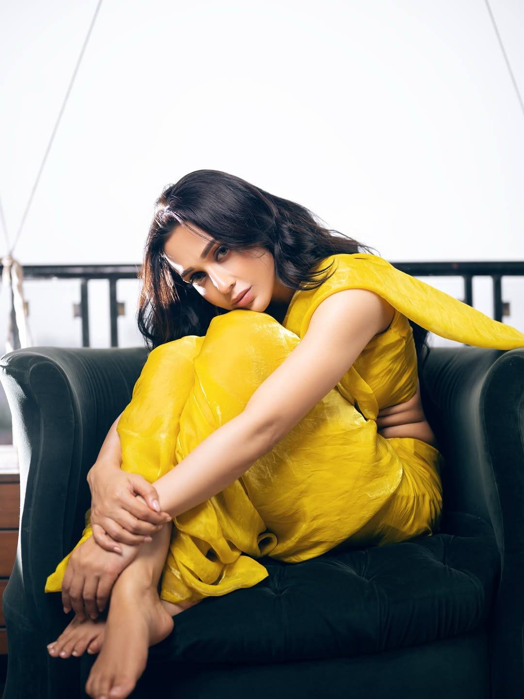 This look of Mm is very soft and elegant. She is wearing a yellow saree that is giving her a fresh and graceful look. Open wavy hair and minimal makeup are further enhancing their natural beauty.
