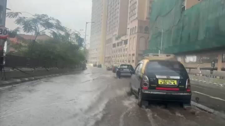 मुंबईतील जे.जे. फ्लायओव्हरवर पाणी साचले आहे.