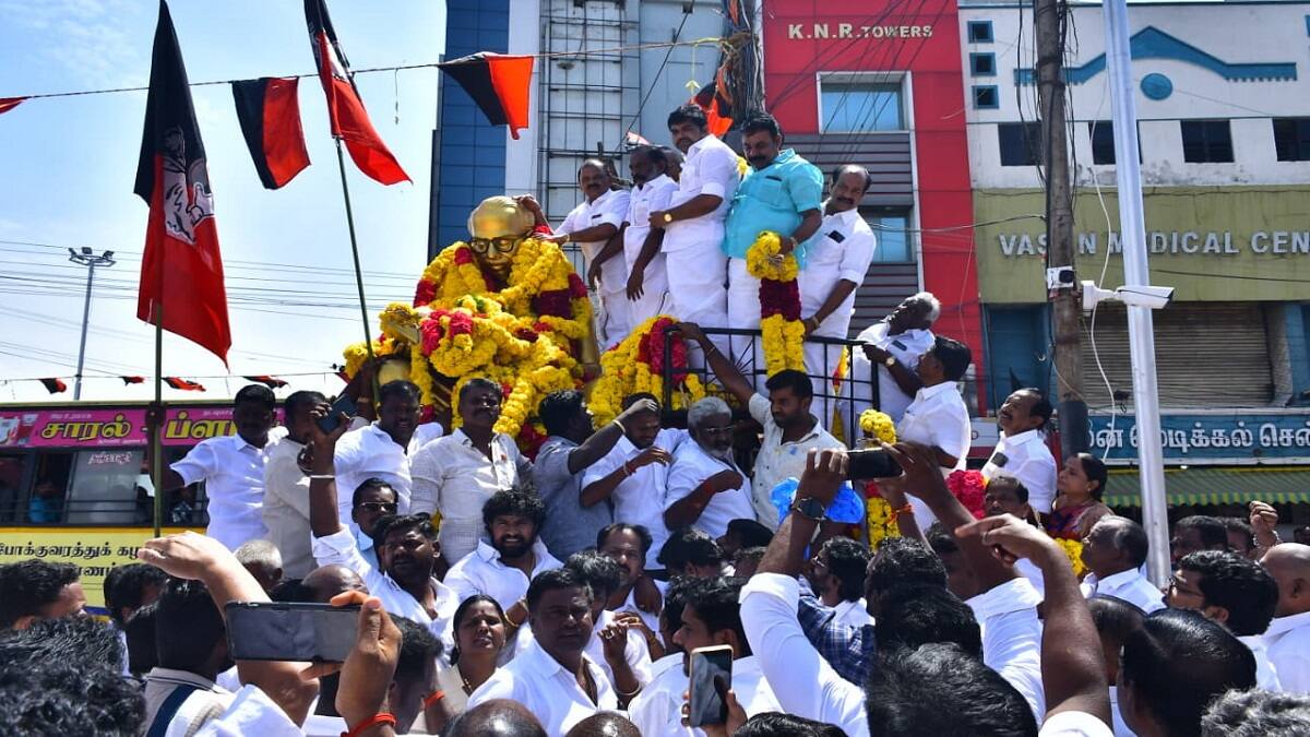 அண்ணா பிறந்த நாள் விழா: திமுக, அதிமுக மாலை அணிவித்து மரியாதை செலுத்தல்