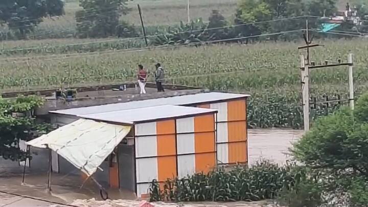 दुसरीकडे, बीड- अहिल्यानगर महामार्गावरच मोठ्या प्रमाणात पाणी साचल्याने महामार्गावरची वाहतूक पूर्णपणे ठप्प झाली. कडा शहर परिसरातील ग्रामीण भागात नदी नाले तुडुंब भरून वाहत आहेत. आणि याचेच पाणी शहरांमध्ये शिरल्याने अनेक कुटुंब पाण्यात आहेत.