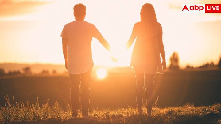 “प्यार आंखों से नहीं, बल्कि दिमाग से देखता है. इसी लिए क्यूपिड को अंधा दिखाया जाता है.”- A Midsummer Night’s Dream