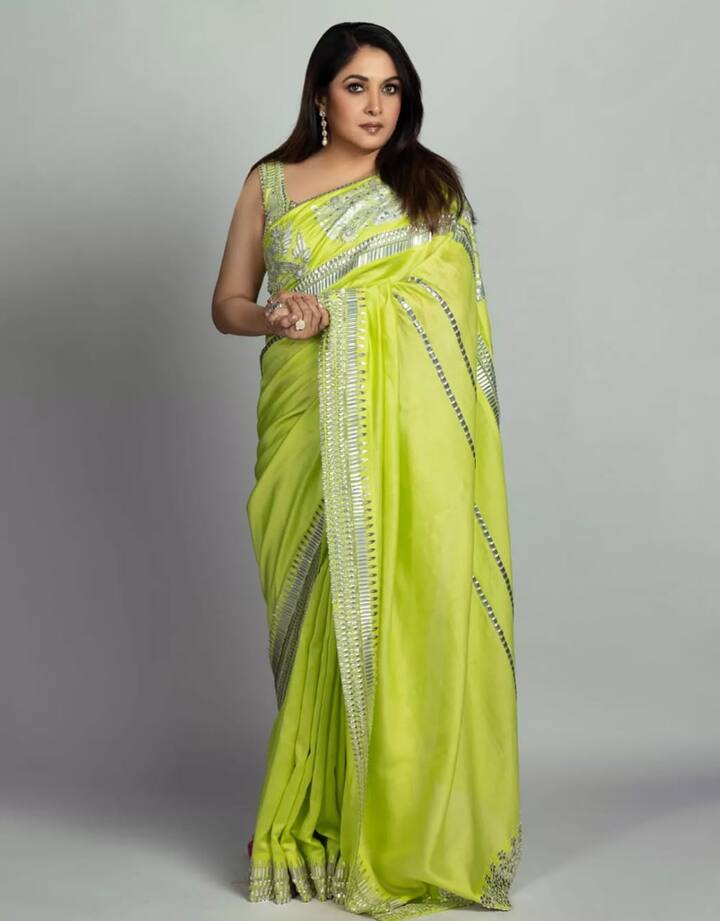 इस तस्वीर में राम्या लाइट ग्रीन कलर की साड़ी में नजर आ रही हैं. सिंपल इयरिंग्स और न्यूड मेकअप के साथ उनका ये कॉन्फिडेंट पोज उनकी खूबसूरती को और भी निखार रहा है.