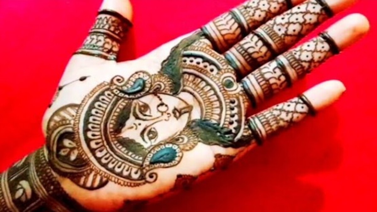 Mehndi Design for Navratri: माता-रानी को खुश करने के लिए हाथों पर सजाएं ये मेहंदी डिजाइन, हर किसी की खुली की खुली रह जाएंगी आंखें