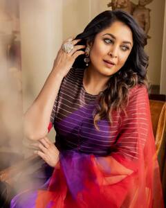 55 की उम्र में भी बला की खूबसूरत हैं बाहुबली की 'राजमाता', देखें राम्या कृष्णन की तस्वीरें