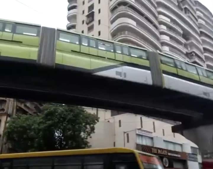 अचानक मोनोरेल बंद पडल्यानंतर प्रवाशांना दुसऱ्या मोनोरेलमध्ये शिफ्ट करण्यात आलं.