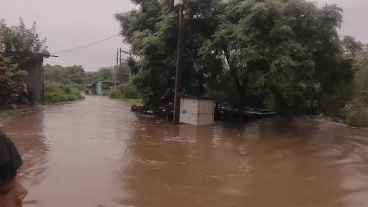 राज्यातील अनेक जिल्ह्यात गेल्या दोन दिवसांत परतीच्या पावसाने धुमाकूळ घातल्याचं पाहायला मिळालं, त्यामध्ये सोलापूर जिल्ह्यातही परतीच्या पावसाने जनजीवन विस्कळीत झालं होतं.