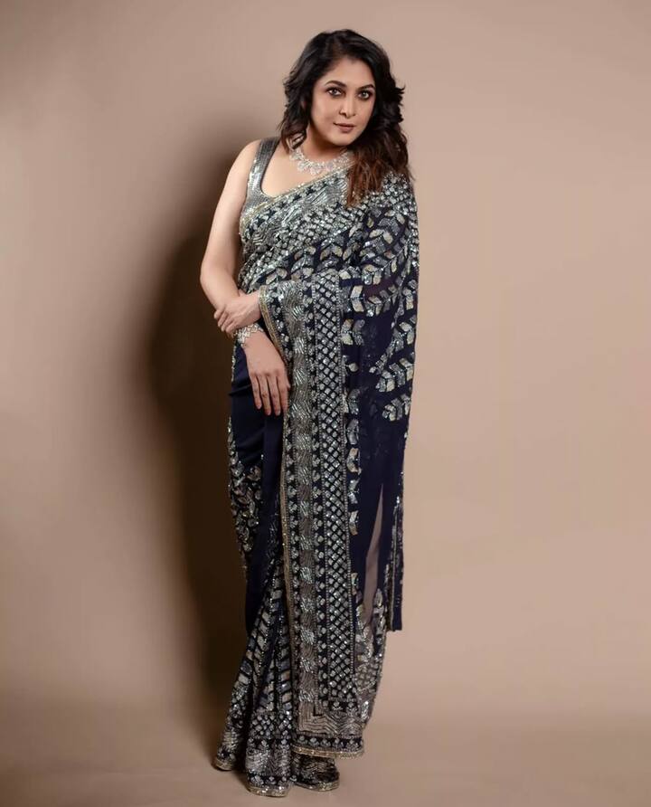 इस तस्वीर में राम्या डार्क ब्ल्यू कलर की साड़ी में बेहद हसीन लग रहीं हैं. न्यूड मेकअप और सिंपल नेकलेस के साथ उन्होंने इस लुक ग्लैमरस टच दिया.