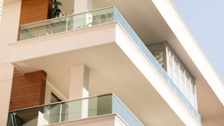 घर की खूबसूरती के लिए पेंट और फिनिशिंग में 1.2 से 1.5 लाख रुपये खर्च होते हैं. निर्माण में सबसे अहम हिस्सा मजदूरी का होता है. कुल लागत का लगभग 25 से 30 प्रतिशत खर्च सिर्फ मजदूरी में चला जाता है. यानी अगर 1000 वर्गफुट का घर बन रहा है तो मजदूरी का खर्च तीन से साढ़े तीन लाख रुपये तक आएगा.