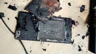 ਇਨ੍ਹਾਂ ਕਾਰਨਾਂ ਕਰਕੇ ਅੱਗ ਦਾ ਗੋਲਾ ਬਣ ਸਕਦਾ ਸਮਾਰਟਫੋਨ, ਭੁੱਲ ਕੇ ਵੀ ਨਾ ਕਰੋ ਆਹ ਗਲਤੀਆਂ