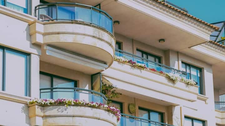 इस तरह कुल मिलाकर तीन कमरे और एक बालकनी वाले घर को खड़ा करने का खर्च साधारण क्वालिटी सामग्री से करीब 12 से 14 लाख रुपये तक आता है. अगर मिड-रेंज क्वालिटी और बेहतर डिजाइन इस्तेमाल किया जाए तो यह लागत 16 से 18 लाख रुपये तक पहुंचती है. वहीं प्रीमियम क्वालिटी और हाई-फिनिशिंग का चुनाव करने पर खर्च बढ़कर 20 से 22 लाख रुपये तक हो सकता है.