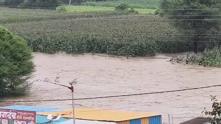बीड जिल्ह्यात सलग दुसऱ्या दिवशी सुरू असलेल्या पावसाने धुमाकूळ घातला आहे. बीड, गेवराई, पाटोदा, शिरूर आणि आष्टी तालुक्याला मध्यरात्रीपासून सुरू असलेल्या पावसाने अक्षरशः झोडपून काढले आहे. आष्टी तालुक्यात ढगफुटी सदृश्य पाऊस झाला असून देवळाली गावात मोठ्या प्रमाणात पाणी शिरल आहे.