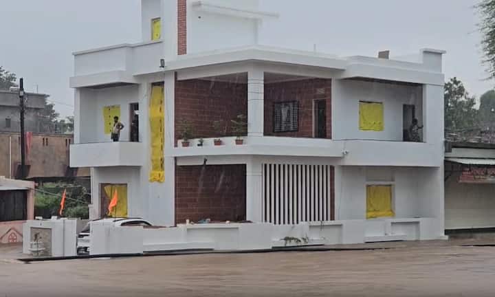 या पावसामुळे शहरी आणि ग्रामीण भागातील जनजीवन विस्कळीत झालं आहे.