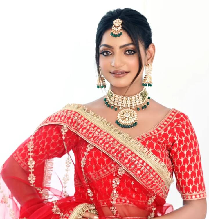 Like the bride, the fans of this look of Monalisa have become crazy and are calling them Mallika of Husn.