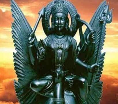 कुंभ राशि के जातकों पर भी शनिदेव की विशेष कृपा होती है। शनिदेव की कृपा से ये स्वभाव से बहुत मेहनती होते हैं। शनिदेव की कृपा से जीवन में कई नई संभावनाएँ आती हैं। ये लोग ज़्यादातर मामलों में अपने प्रयासों में सफल होते हैं। ये लोग कठिन चुनौतियों का भी साहस के साथ सामना करते हैं।