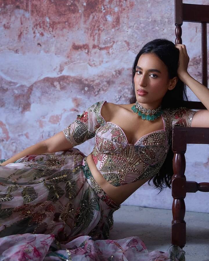 सोशल मीडिया पर वो अपनी एक से बढ़कर एक फोटोज पोस्ट करती हैं जिसे देख फैंस हर बार अपना दिल हार बैठते है. उनके फैशन सेंस और स्टाइल को काफी पसंद भी किया जाता है. हर बार ही एक्ट्रेस अपने हुस्न का जादू बिखेर सबको अपना दीवाना बना लेती हैं.