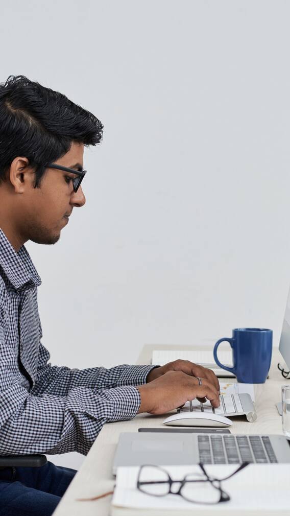 দীর্ঘক্ষণ বসে বসে কাজ ? নষ্ট হতে পারে প্রজননক্ষমতা ?