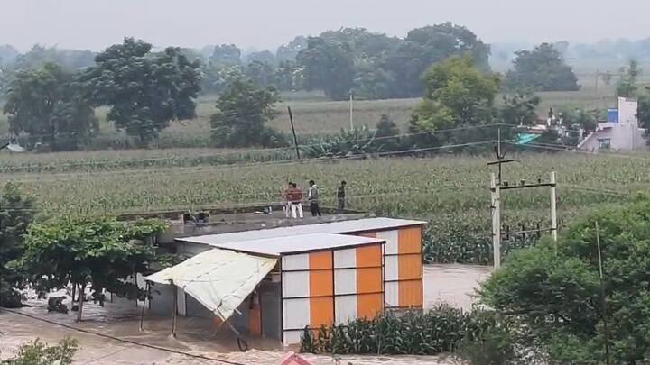 दरम्यान, आष्टी तालुक्यातील कडा येथे नदीपात्रा शेजारी सापते कुटुंबातील अकरा जण अडकले होते.