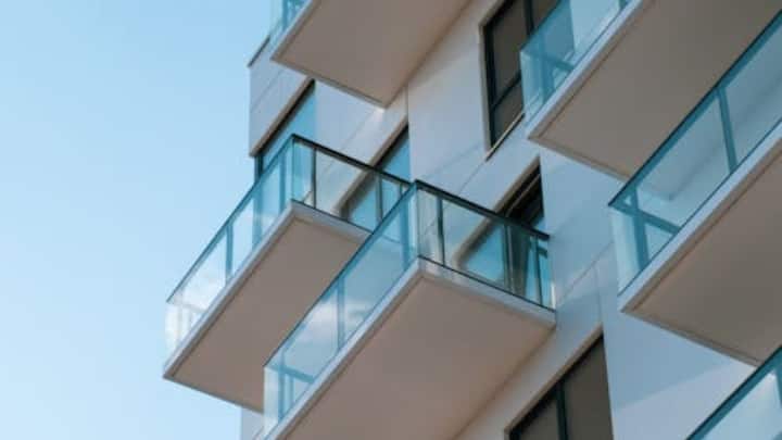 इसके बाद दरवाजे-खिड़कियां, बालकनी की ग्रिल और अन्य लकड़ी-लौह कार्यों पर करीब डेढ़ से दो लाख रुपये खर्च होते हैं. फर्श पर टाइल्स या मार्बल लगवाने का औसत खर्च 1.8 से 2 लाख रुपये तक बैठता है. वहीं, प्लंबिंग और इलेक्ट्रिकल फिटिंग्स जैसे पाइप, वायरिंग, स्विच-बोर्ड और फैन पर भी कम से कम एक लाख रुपये अलग से देने पड़ते हैं.