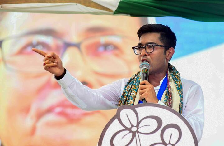 সংসদীয় রাজনীতি, দল, পরিবার সব সামলে কীভাবে নিজের চেহারার এই বদল? দলের মুখপাত্র অরূপ চক্রবর্তী বলছেন, পরিবার সামলে রাজনীতি সামলে শরীর চর্চা জরুরি। সেটা শেখাচ্ছেন অভিষেক। এটাই এখন শিক্ষনীয়। সুস্থ থাকতে হবে।