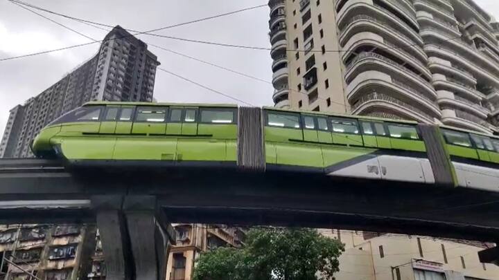 मुसळधार पावसामुळे मुंबईतील मोनोरेल वडाळा स्थानकाजवळ तांत्रिक बिघाडामुळे बंद पडली होती.