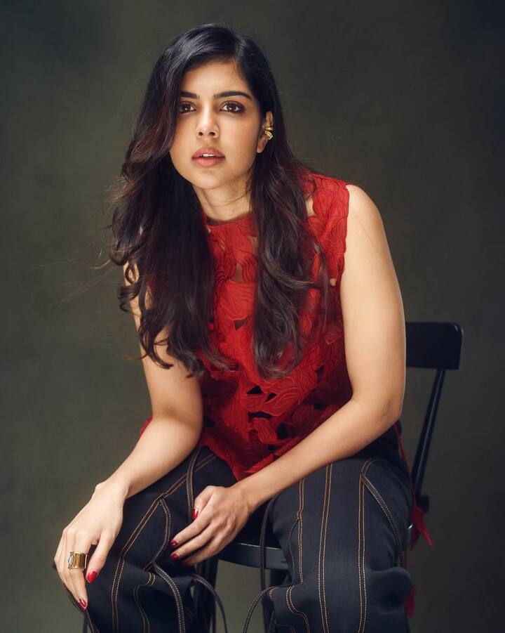 'लोका चैप्टर 1' से पॉपुलर हुईं एक्ट्रेस कल्याणी प्रियदर्शन ने लेटेस्ट तस्वीरों से इंटरनेट का पारा हाई कर दिया है. हाल ही में उन्होंने सोशल मीडिया पर अपने नए लुक की झलकियां पेश की जिसे देख फैंस अपना दिल हार बैठे हैं.