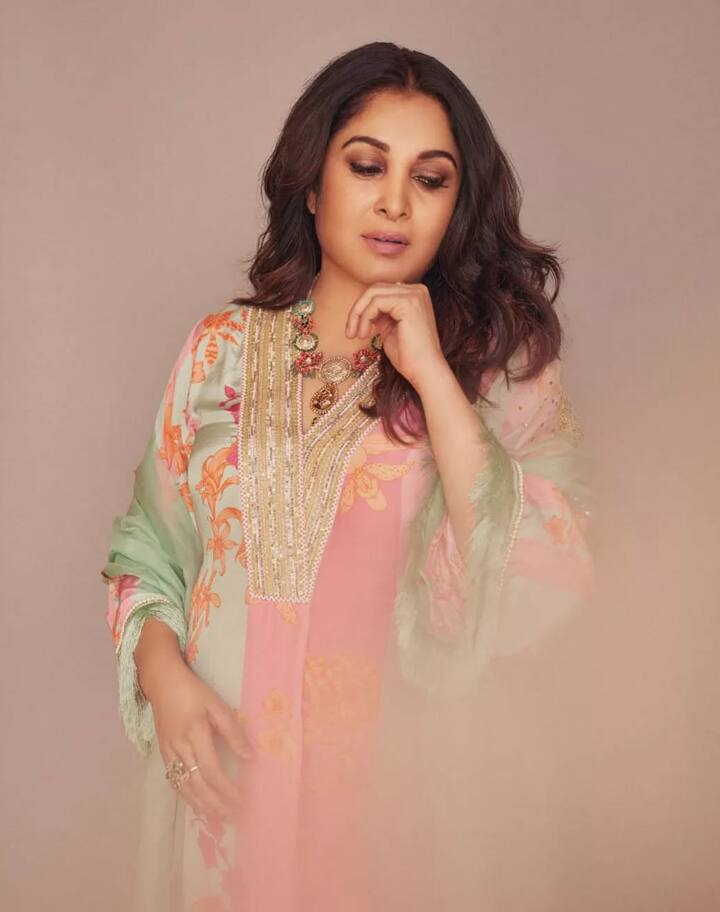 राम्या के लुक्स की बात करें तों चाहे वेस्टर्न हो या एथनिक हर एंदाज में वह बेहद हसीन दिखती हैं.