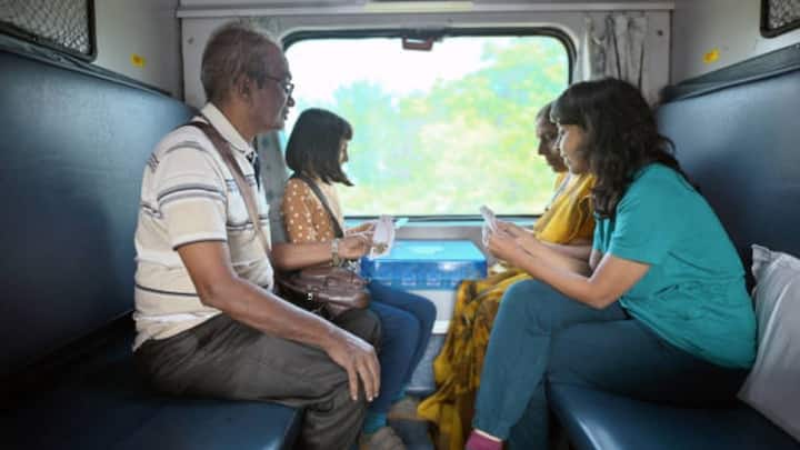 For those who travel with their family or children, ordering food without getting up from the seat will prove to be a big facility. The biggest advantage of this facility is that passengers themselves will be able to see the menu according to their choice and will be able to decide what they have to eat.