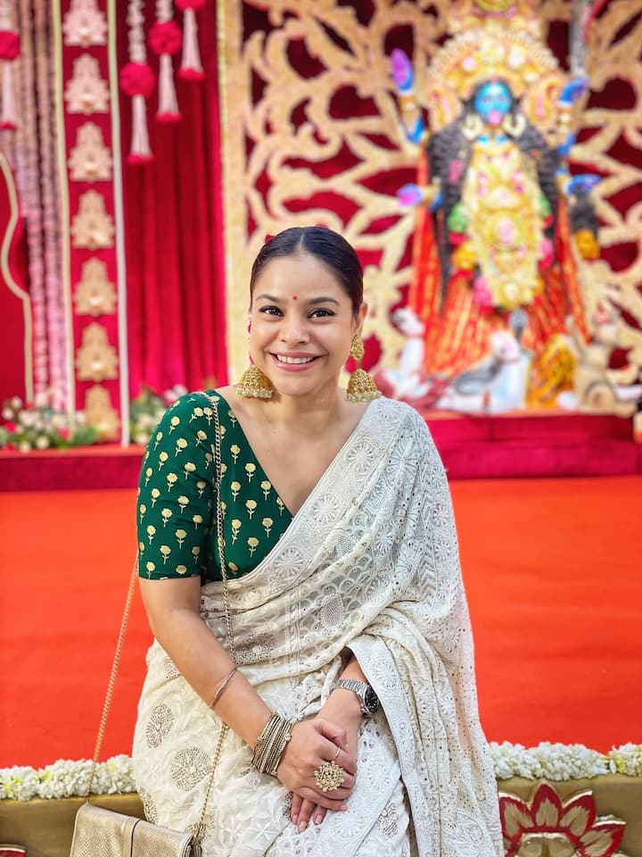 If you want to look elegant in a simple look in Navratri, then wear a printed white chikankari saree with a contrast blouse like Sumona.