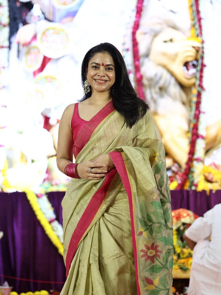 During every Durga Puja, she definitely does some experiment with her sarees. In such a situation, his different look is seen every time.