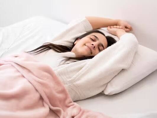 ઓછી ઊંઘ જેટલી ખતરનાક છે, તેટલી વધુ પડતી ઊંઘ પણ સ્વાસ્થ્ય માટે ખતરાની ઘંટી હોઈ શકે છે. દરરોજ 9 કલાકથી વધુ ઊંઘ ડિપ્રેશન, ડાયાબિટીસ અને અકાળ મૃત્યુ જેવી સમસ્યાઓ સાથે સંકળાયેલી છે. જો કે, એવું કહેવું યોગ્ય રહેશે નહીં કે લાંબી ઊંઘ એ રોગનું કારણ છે, પરંતુ તે કોઈ છુપાયેલા રોગનું લક્ષણ હોઈ શકે છે. તેથી 7 થી 9 કલાક સારી અને સતત ઊંઘ લેવી શ્રેષ્ઠ છે. જો તમને જરૂર કરતાં વધુ ઊંઘ્યા પછી પણ થાક લાગે છે તો ડૉક્ટરની સલાહ લેવી મહત્વપૂર્ણ છે.