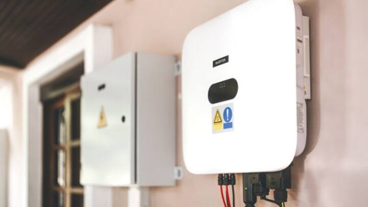 कई लोग मानते हैं कि इनवर्टर को बंद करने से बैटरी की लाइफ बढ़ जाती है. वहीं कुछ लोग इसे लगातार ऑन रखते हैं ताकि बिजली जाने पर दिक्कत न हो. देखने में तो दोनों ही तरीके सही लगते हैं. लेकिन क्या वाकई इनवर्टर कोल बीच-बीच में बंद कर देना चाहिए.