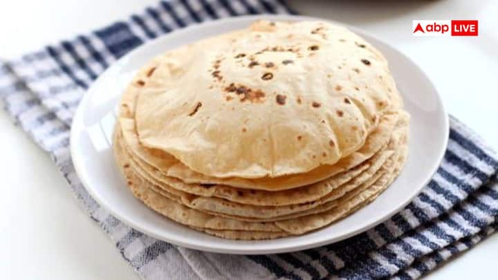 Roti Price In Nepal: नेपाल में बिगड़े हुए हालातों के बाद से चीजें महंगी हो चुकी हैं. खाने-पीने की आम चीजों के दाम भी तेजी से बढ़े हैं. चलिए जानें कि नेपाल में एक रोटी कितने रुपये की मिल रही है.