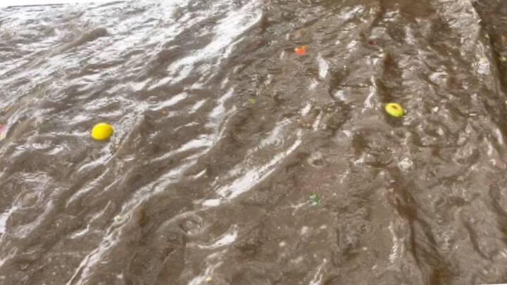 अचानक पावसामुळे शहरातील मुख्य रस्त्यांवर वाहतूक कोंडी झाली. मध्यवर्ती भागाबरोबरच धायरी, हडपसर, वाघोली, खराडी, चंदननगर, कॅम्प, औंध, बाणेर यांसारख्या उपनगरातही मुसळधार सरी कोसळल्या.