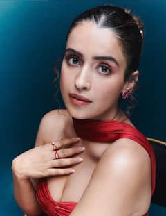 सान्या मल्होत्रा की 10 तस्वीरें, ग्लैमरस लुक्स पर मर मिटते हैं फैंस