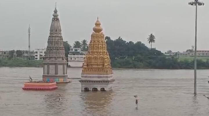 मात्र अशाही धोकादायक स्थितीत भाविक स्नानासाठी चंद्रभागेत उतरत असून आपत्ती व्यवस्थापन आणि प्रशासन मात्र याकडे दुर्लक्ष करताना दिसत आहे.