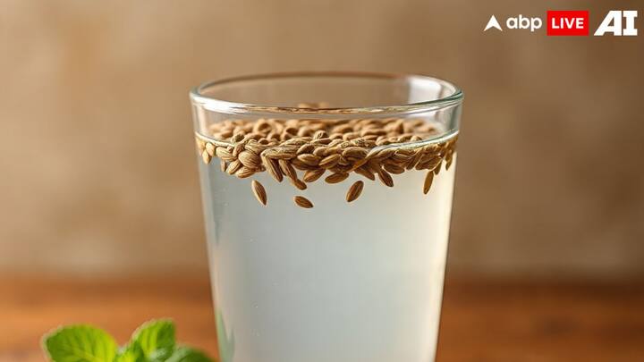 जीरा पानी मेटाबॉलिज्म को नैचुरली बढ़ाता है. यह ब्लोटिंग कम करने, पाचन सुधारने और ब्लड शुगर लेवल को बैलेंस करने में मदद करता है.